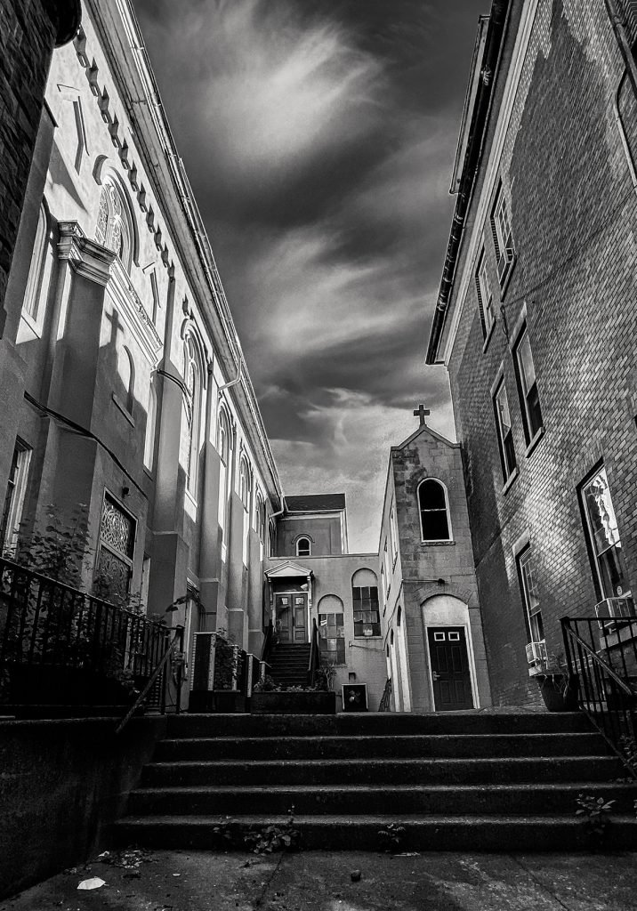 Arquitectura y escalinata en blanco y negro