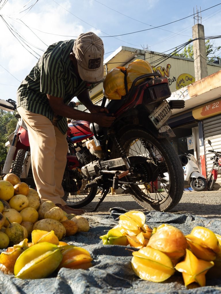 Motor y carga en el mercado público de Samaná